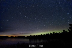 Polarlichter vor der Bergkette des Helags