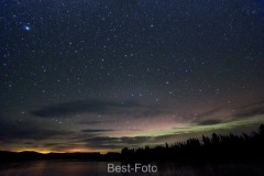 Polarlichter vor der Bergkette des Helags