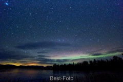 Polarlichter vor der Bergkette des Helags