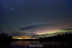 Polarlichter vor der Bergkette des Helags