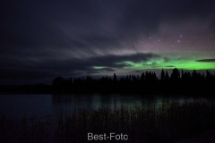 Polarlichter vor der Bergkette des Helags