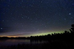 Polarlichter vor der Bergkette des Helags