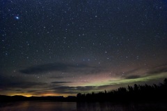 Polarlichter vor der Bergkette des Helags