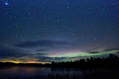 Polarlichter vor der Bergkette des Helags