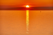 Sonnenuntergang mit einem kleinen Schiff auf der Ostsee